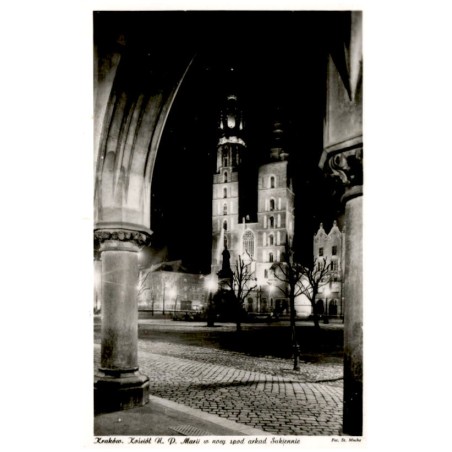 Kraków. Kościół N. P. Marii w nocy spod arkad Sukiennic. Fot. St. Mucha