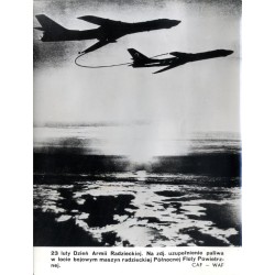 "23 luty Dzień Armii Radzieckiej. Na zdj. uzupełnianie paliwa w locie bojowym maszyn radzieckiej Północnej Floty Powietrznej. CA