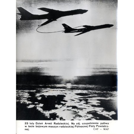 "23 luty Dzień Armii Radzieckiej. Na zdj. uzupełnianie paliwa w locie bojowym maszyn radzieckiej Północnej Floty Powietrznej. CA
