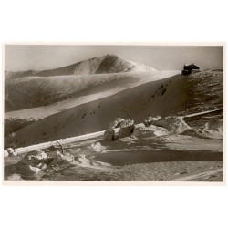 Riesengebirge. Prinz-Heinrich-Baude 1420 m ü. M. mit Schneekoppe 1605 m ü. M.