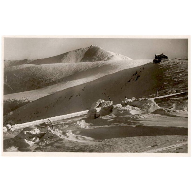 Riesengebirge. Prinz-Heinrich-Baude 1420 m ü. M. mit Schneekoppe 1605 m ü. M.