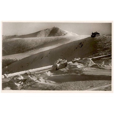 Riesengebirge. Prinz-Heinrich-Baude 1420 m ü. M. mit Schneekoppe 1605 m ü. M.