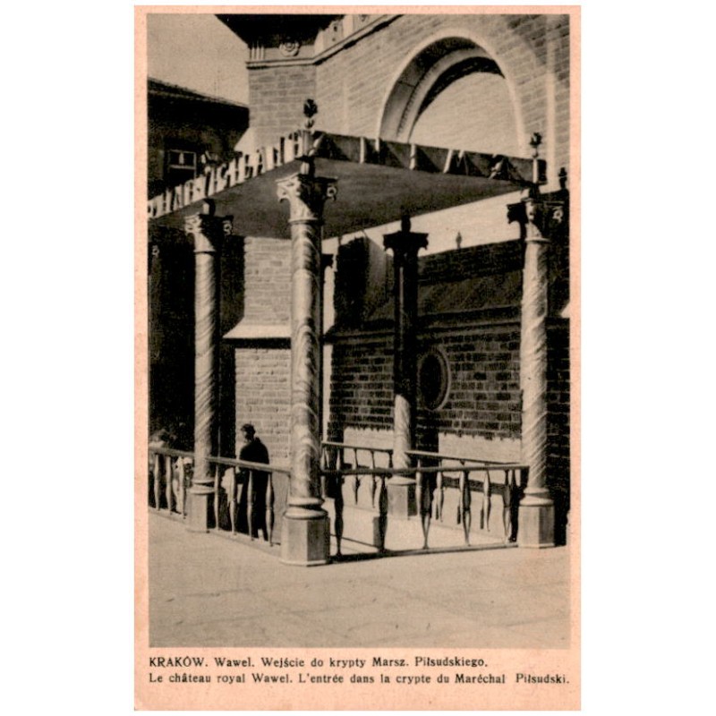 Kraków. Wawel. Wejście do krypty Marsz. Piłsudskiego. Le château royal Wawel. L'entrée dans la crypte du Maréchal Piłsudski.