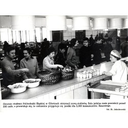 "Ostatnio studenci Politechniki Śląskiej w Gliwicach otrzymali nową stołówkę. Sala jadalna może pomieścić ponad 500 osób, a prze