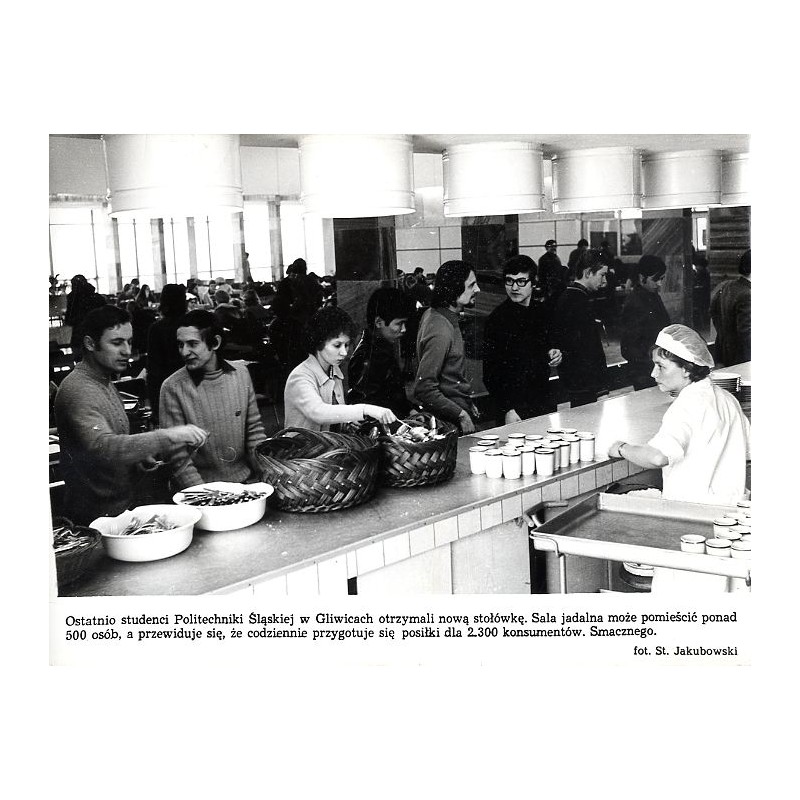 "Ostatnio studenci Politechniki Śląskiej w Gliwicach otrzymali nową stołówkę. Sala jadalna może pomieścić ponad 500 osób, a prze