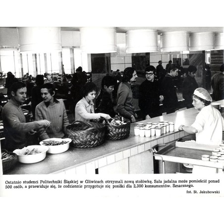 "Ostatnio studenci Politechniki Śląskiej w Gliwicach otrzymali nową stołówkę. Sala jadalna może pomieścić ponad 500 osób, a prze
