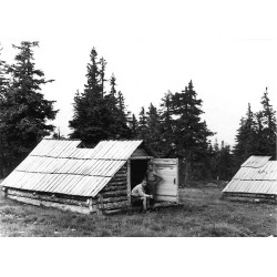 "Gorgany. Schrony turystyczne na Małachowni (?) p. Dolina [...] Fot. W. Walczak (Kraków)"