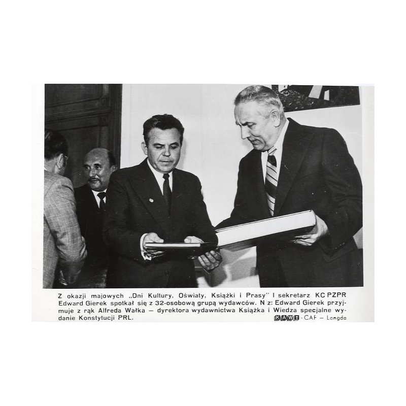 "[...] Edward Gierek przyjmuje z rąk Alfreda Wałka - dyrektora wydawnictwa Książka i Wiedza specjalne wydanie Konstytucji PRL. K