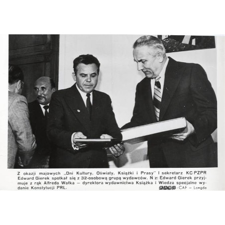 "[...] Edward Gierek przyjmuje z rąk Alfreda Wałka - dyrektora wydawnictwa Książka i Wiedza specjalne wydanie Konstytucji PRL. K