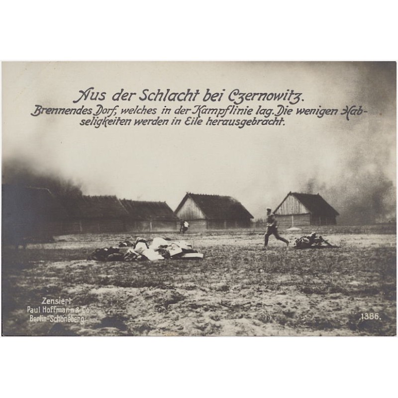 Aus der Schlacht bei Czernowitz. Brennendes Dorf, welches in der Kampflinie lag. Die wenigen Habseligkeiten werden in Eile herau