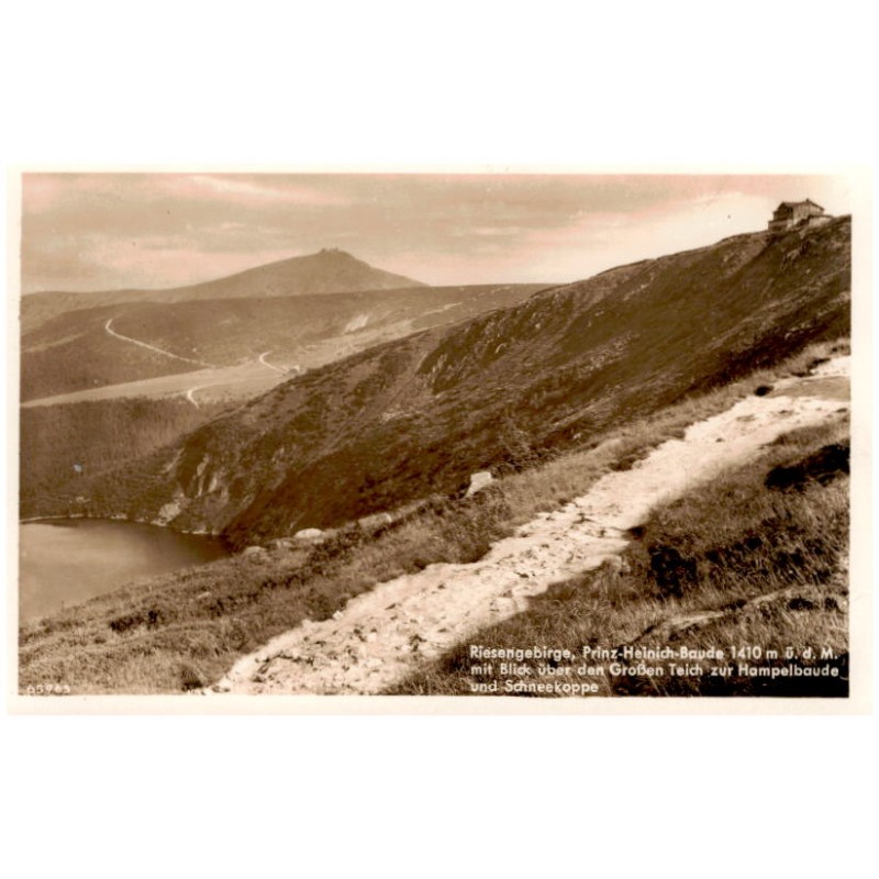 Riesengebirge, Prinz-Heinrich-Baude 1410 m ü. d. M. mit Blick über den Großen Teich zur Hampelbaude und Schneekoppe 65965