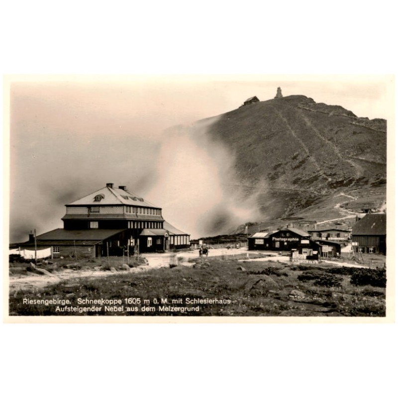 Riesengebirge. Schneekoppe 1605 m ü. M. mit Schlesierhaus - Aufsteigender Nebel aus dem Melzergrund