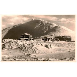 Riesengebirge. Schneekoppe 1605 m ü. M. mit Schlesierhaus u. Riesenbaude
