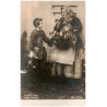 Types Russes. Русскіи типы / sprzedawczyni owoców i chłopiec - sprzedawca herbaty