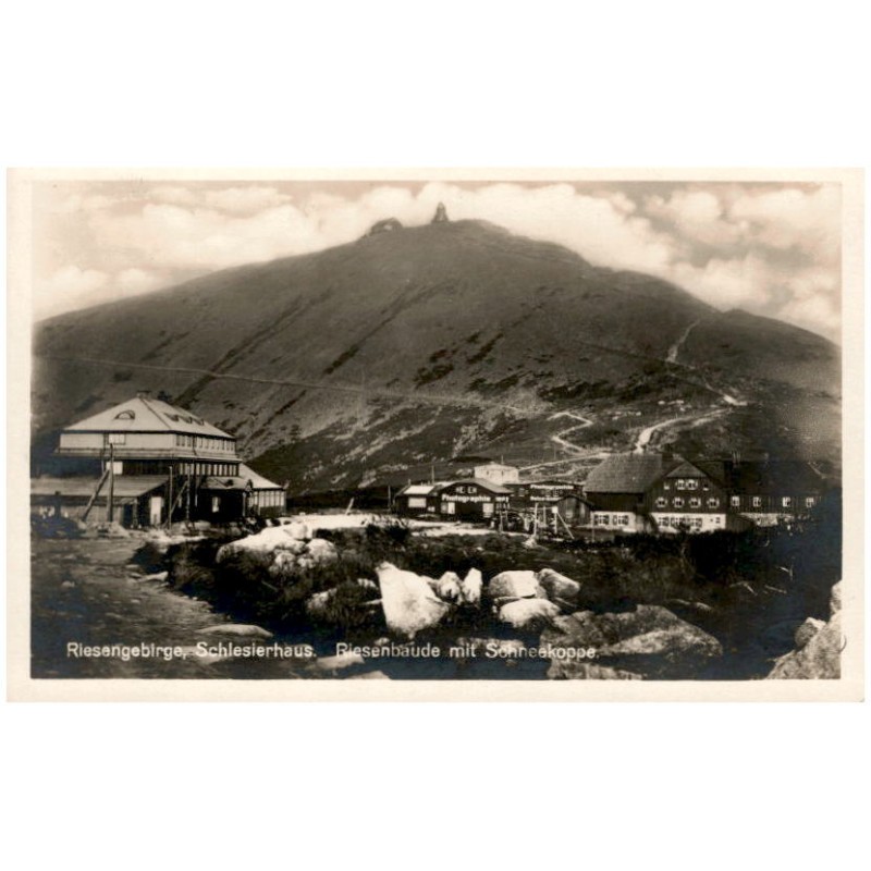 Riesengebirge, Schlesierhaus. Riesenbaude mit Schneekoppe.