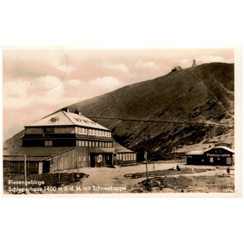 Riesengebirge. Schlesierhaus 1400 m ü. d. M. mit Schneekoppe 48730