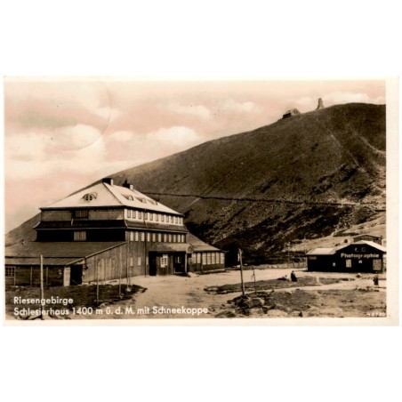 Riesengebirge. Schlesierhaus 1400 m ü. d. M. mit Schneekoppe 48730