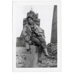 Portret kobiety na tle obserwatorium meteorologicznego na Śnieżce