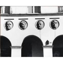 "Kalisz Płaskorzeźbione wizerunki sławnych Kaliszan: Asnyka Konopnickiej Rogozińskiego Dąbrowskiej fot. Surowiec 12-537 35730-3"