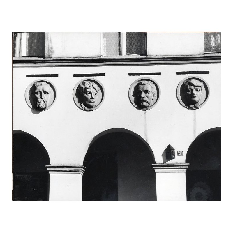 "Kalisz Płaskorzeźbione wizerunki sławnych Kaliszan: Asnyka Konopnickiej Rogozińskiego Dąbrowskiej fot. Surowiec 12-537 35730-3"