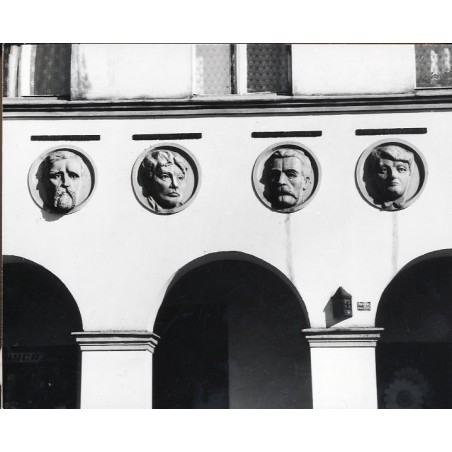 "Kalisz Płaskorzeźbione wizerunki sławnych Kaliszan: Asnyka Konopnickiej Rogozińskiego Dąbrowskiej fot. Surowiec 12-537 35730-3"