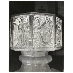 Oleśnica. Kamienna chrzcielnica w kościele parafialnym św. Jana Ewangelisty