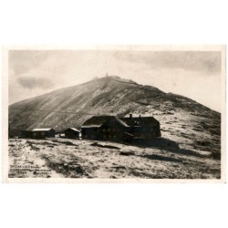 Sněžka s Obří Boudou. Schneekoppe 1605 m. m. Riesenbaude 1364 m.
