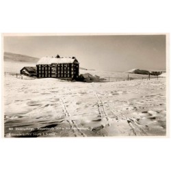 829. Riesengebirge. Wiesenbaude 1410 m mit Schneekoppe. Krkonoše: Lučeni bouda à Sněžca