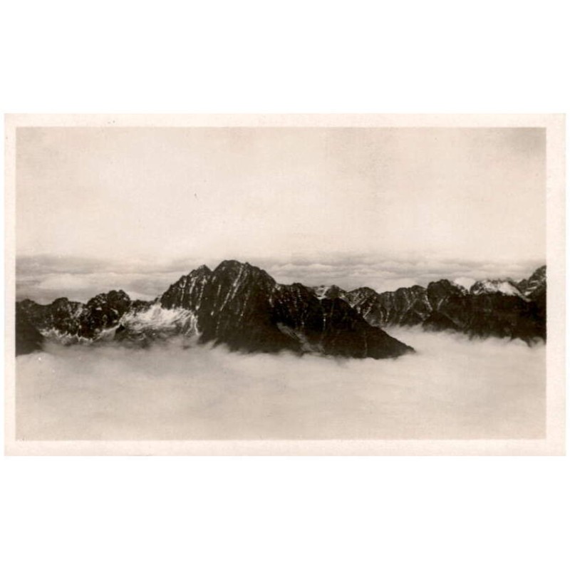 Vysoké Tatry, v levo Končistá, upostřed oba Gerlachovské štíty, v pravo Granáty a nad nimi Ľadový štít.