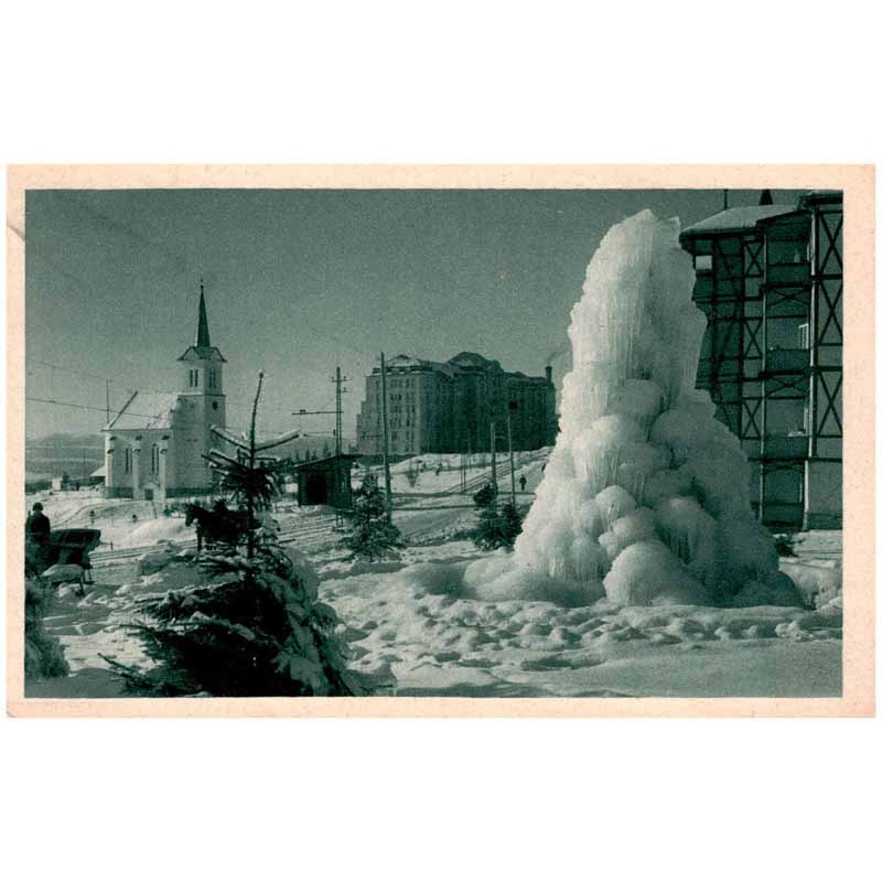 Nový Smokovec. Vodotrysk v zimě. Ujtátrafüred. Szőkőkút télen. Neuschmecks. Der Springbrunnen im Winter.