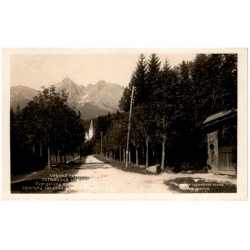Vysoké Tatry. Tatranská Lomnica. Evangelický kostol, v pozadí Lomnický štít 2634 m, Kežmarský štít 2557 m.