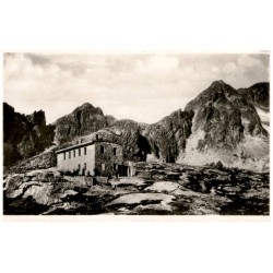 Vysoké Tatry. Térýho chata u päťi Spišských ples. Hohe Tatra. Téryschutzhaus bei den Fünfseen. Magas Tátra. Téry menház az Öttón