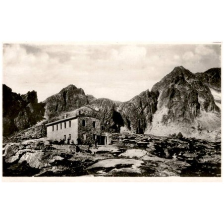 Vysoké Tatry. Térýho chata u päťi Spišských ples. Hohe Tatra. Téryschutzhaus bei den Fünfseen. Magas Tátra. Téry menház az Öttón