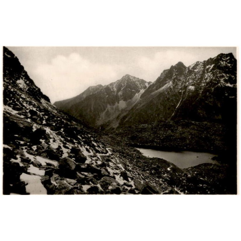 Vysoké Tatry. Žabie pleso, v pozadu Patria, predna bašta a Satan. Hohe Tatra. Froschsee, im Hintergrund die Patria, vordere Bast