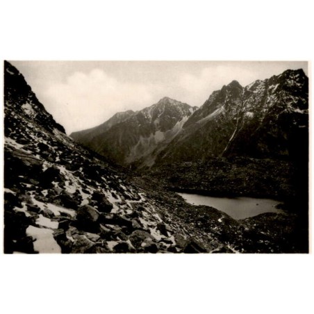 Vysoké Tatry. Žabie pleso, v pozadu Patria, predna bašta a Satan. Hohe Tatra. Froschsee, im Hintergrund die Patria, vordere Bast