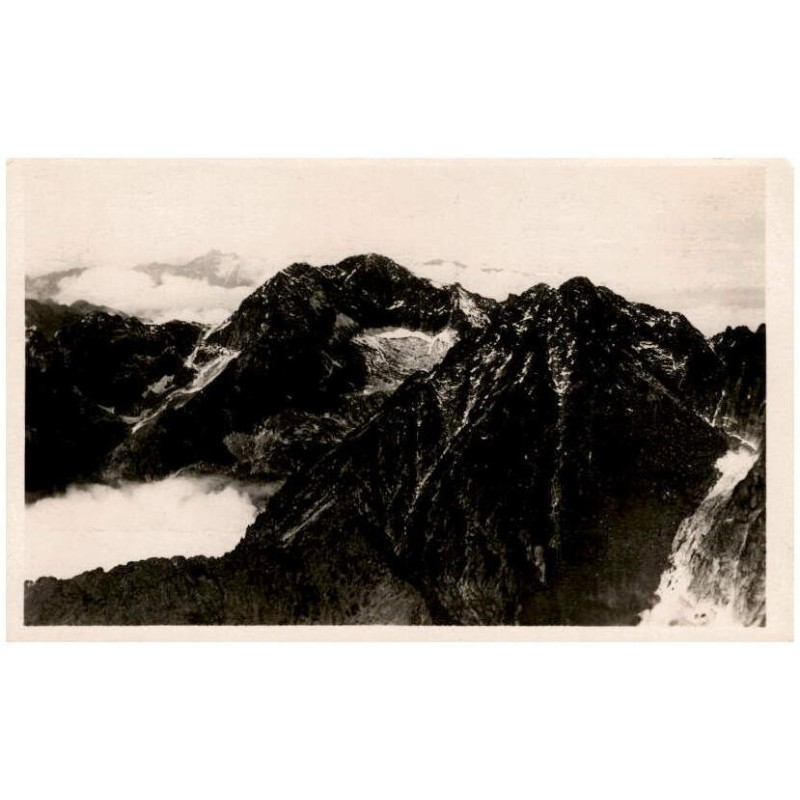 Vysoké Tatry, v pozadí ve středu Ľadový štít (2.630) m, v předu Lomnický štít (2.634 m), v pravo s dolinou Skalnatého Plesa.