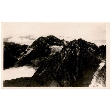 Vysoké Tatry, v pozadí ve středu Ľadový štít (2.630) m, v předu Lomnický štít (2.634 m), v pravo s dolinou Skalnatého Plesa.