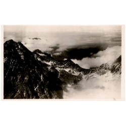 Gerlachovský štít (2.663 m) nejvyšší hora republiky čsl., v pravo s údolím Veleckým a Polským hřebenem.