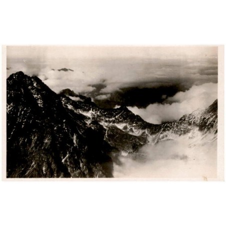Gerlachovský štít (2.663 m) nejvyšší hora republiky čsl., v pravo s údolím Veleckým a Polským hřebenem.