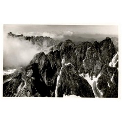 Pohľad s Rysů na Mengušovské štíty. V pozadí Kriváň 2496 m, Hrubô a Koprový štít 2370 m