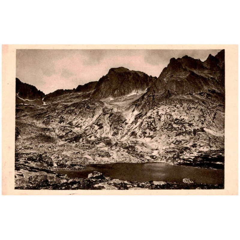 Päť Spišských ples, v pozadie sedlo a Beranie rohy. Fünfseen, im Hintergrund Grünseespitze. Öttó, háttérben Zöldtavi csúcs.
