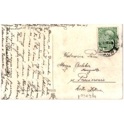Prof. T. Axentowicz [Siedząca kobieta w czerwonym płaszczu]