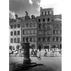 Rynek Starego Miasta w Warszawie. Strona Dekerta (Muzeum), na pierwszym planie żeliwna pompa