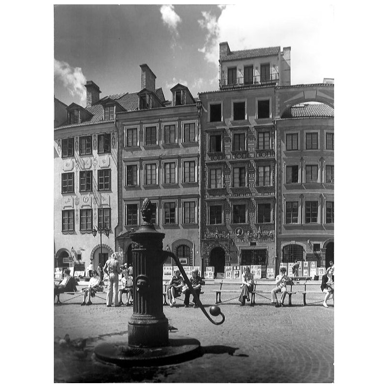 Rynek Starego Miasta w Warszawie. Strona Dekerta (Muzeum), na pierwszym planie żeliwna pompa