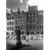 Rynek Starego Miasta w Warszawie. Strona Dekerta (Muzeum), na pierwszym planie żeliwna pompa
