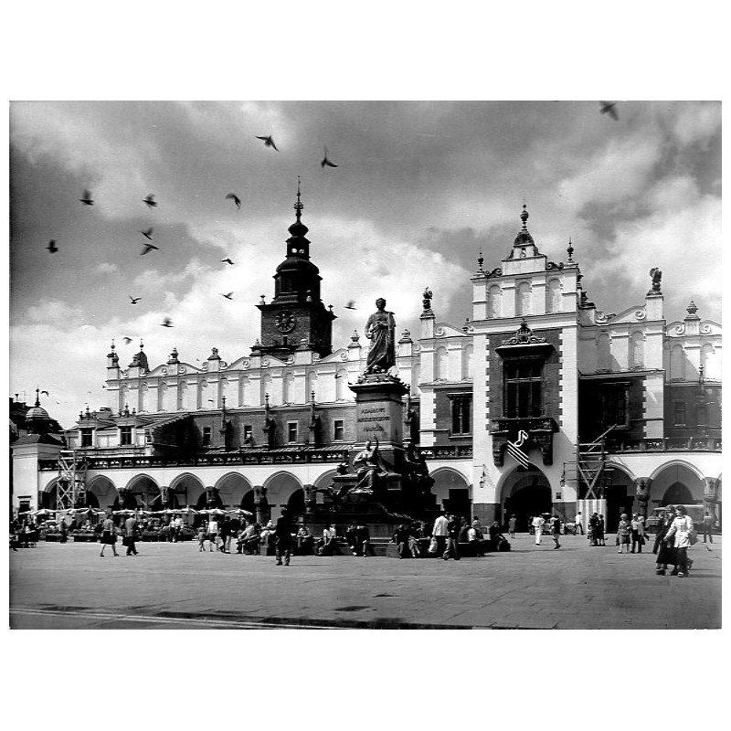 Kraków. Rynek Główny. Pomnik Adama Mickiewicza na tle Sukiennic