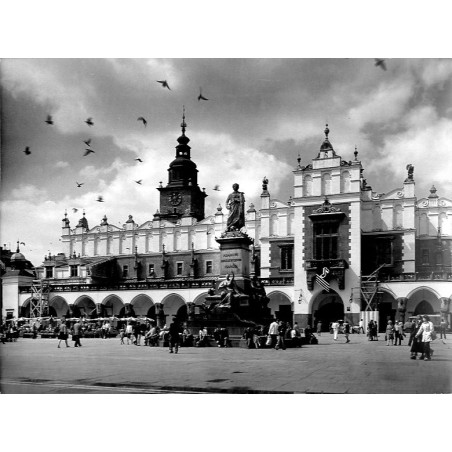 Kraków. Rynek Główny. Pomnik Adama Mickiewicza na tle Sukiennic