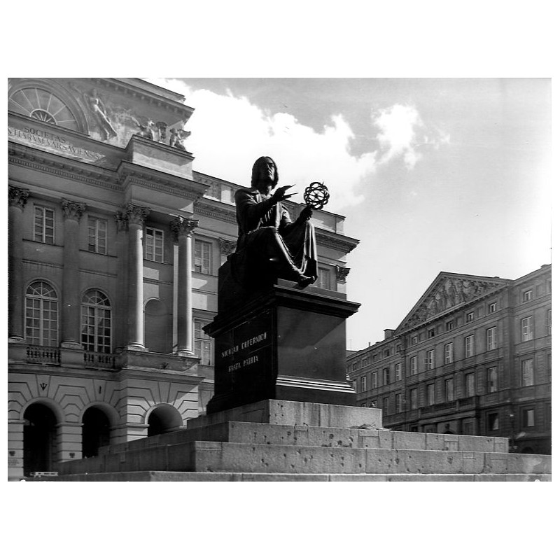 Pomnik Mikołaja Kopernika przed Pałacem Staszica w Warszawie