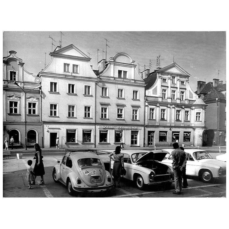 Opole. Rynek kamienice, na pierwszym planie samochody osobowe