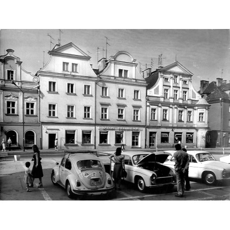 Opole. Rynek kamienice, na pierwszym planie samochody osobowe